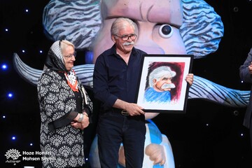 تجلیل از استاد اکبر اکسیر در شب شعر طنز «در حلقه رندان»