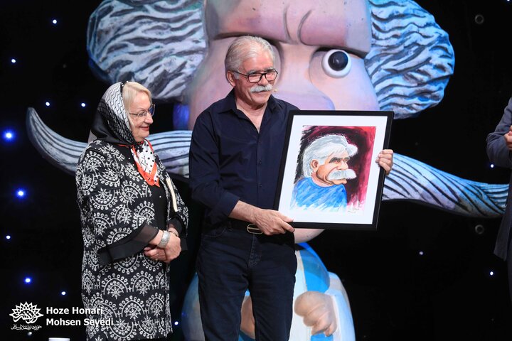 تجلیل از استاد اکبر اکسیر در شب شعر طنز «در حلقه رندان»