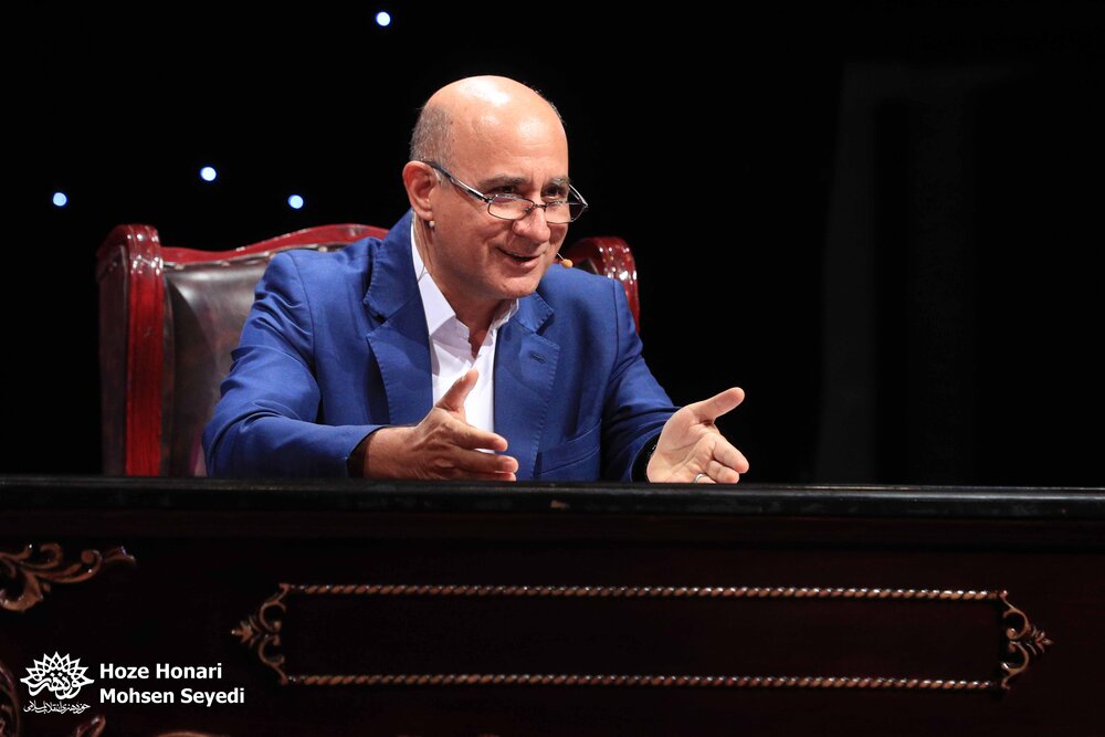 تجلیل از استاد اکبر اکسیر در شب شعر طنز «در حلقه رندان»