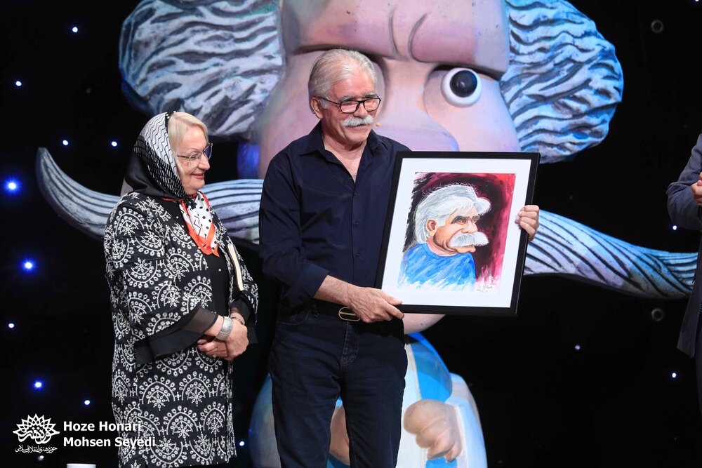 تجلیل از استاد اکبر اکسیر در شب شعر طنز «در حلقه رندان»