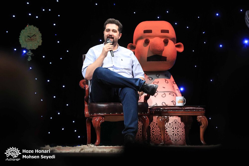 تجلیل از استاد اکبر اکسیر در شب شعر طنز «در حلقه رندان»