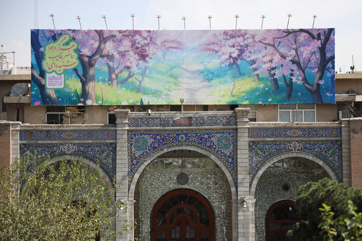 تصویر سیدحسن نصرالله بر دیوارنگاره اندیشه 