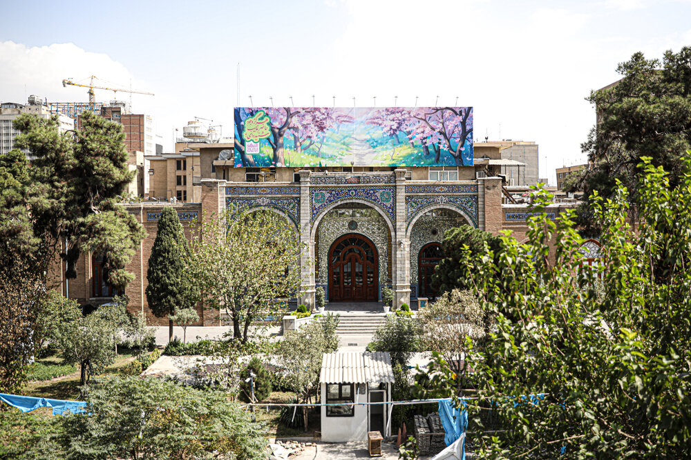 تصویر سیدحسن نصرالله بر دیوارنگاره اندیشه