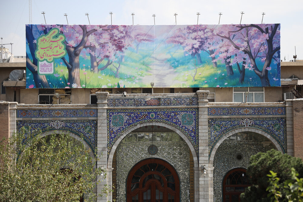 تصویر سیدحسن نصرالله بر دیوارنگاره اندیشه