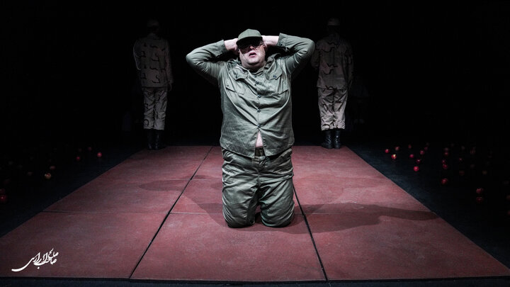 سیب، خنده و اندیشه در تئاتر «دشمن خدا»