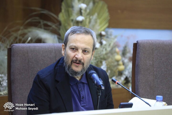 به دکان کسی بنشین که در دکان شکر دارد