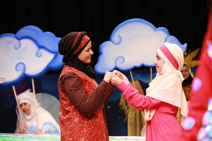 نمایش موزیکال «دنیا و یه روز عجیب» تجربه‌ای متفاوت برای مادران و کودکان