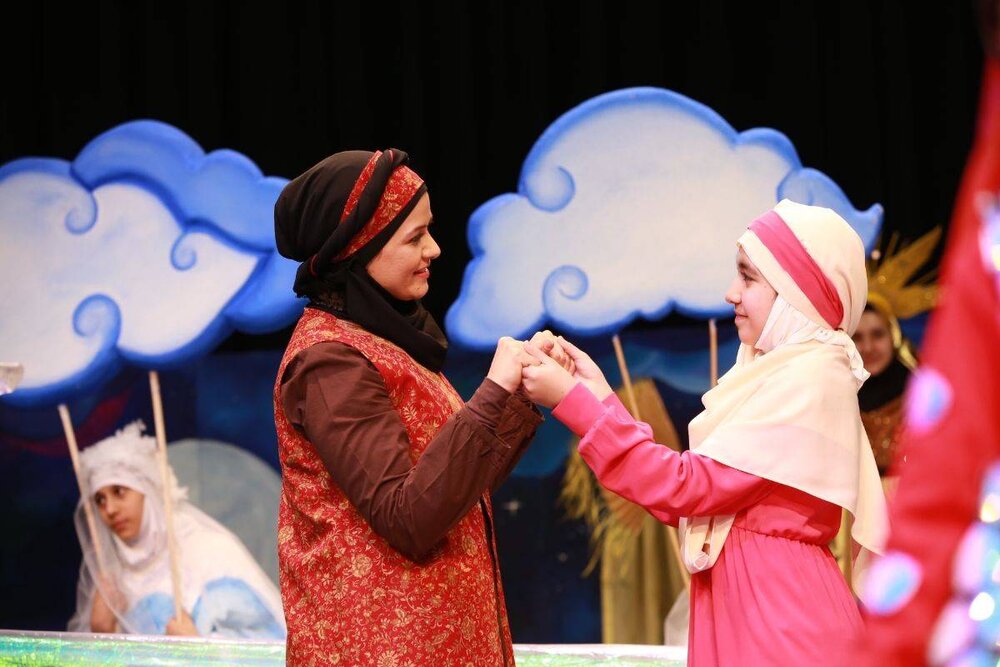 نمایش موزیکال «دنیا و یه روز عجیب» تجربه‌ای متفاوت برای مادران و کودکان