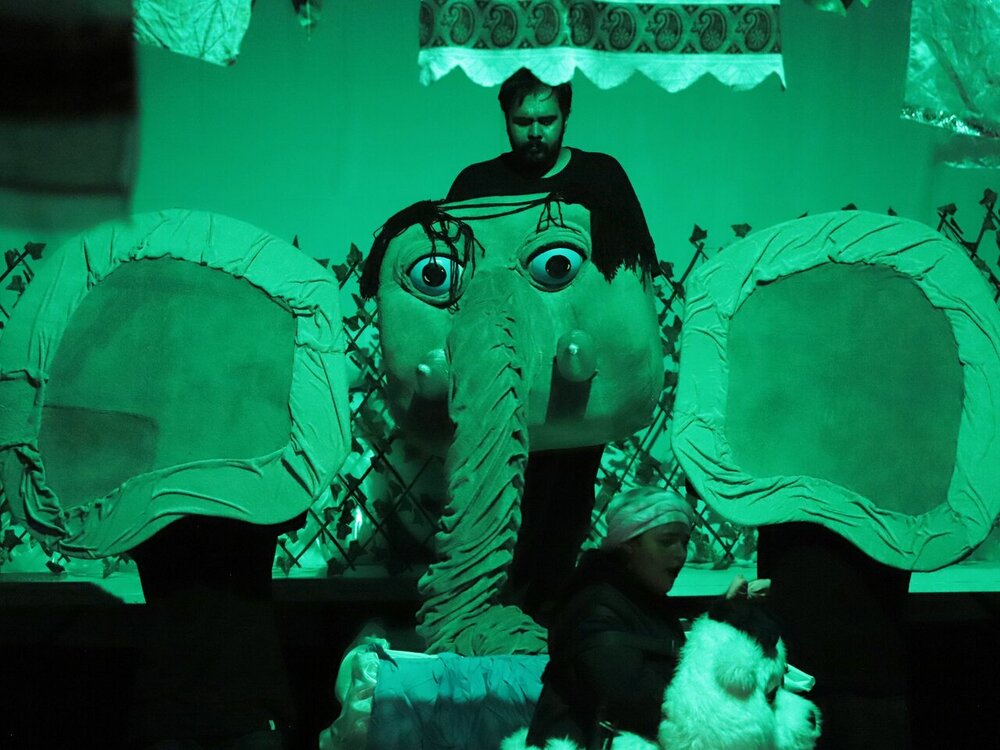 «برفک و تخت یخی»؛ اجرا با بهره‌گیری از عروسک‌های رباتی