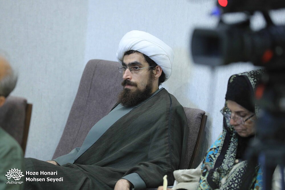 در نگاه حافظ، عشق راهنمای انسان است