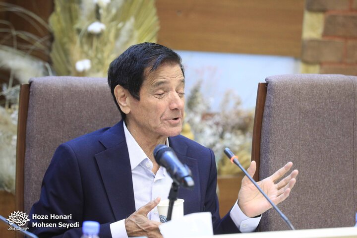 حافظ بنیان‌گذار غزل‌هایی است که هر بیتش، دنیای معنایی مستقلی دارد