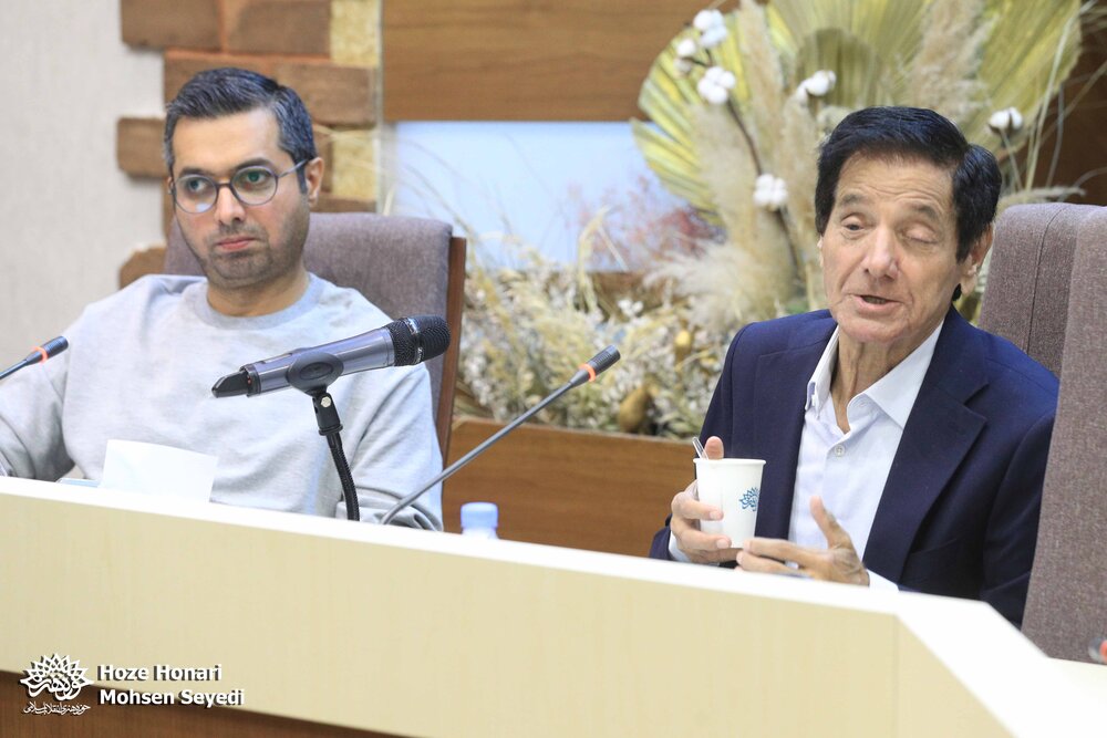 حافظ بنیانگذار غزلهایی است که هر بیت، دنیای معنایی مستقلی دارد