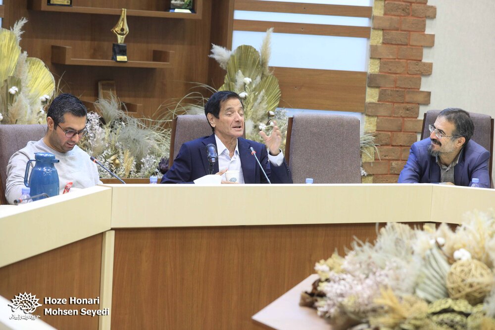 حافظ بنیانگذار غزلهایی است که هر بیت، دنیای معنایی مستقلی دارد