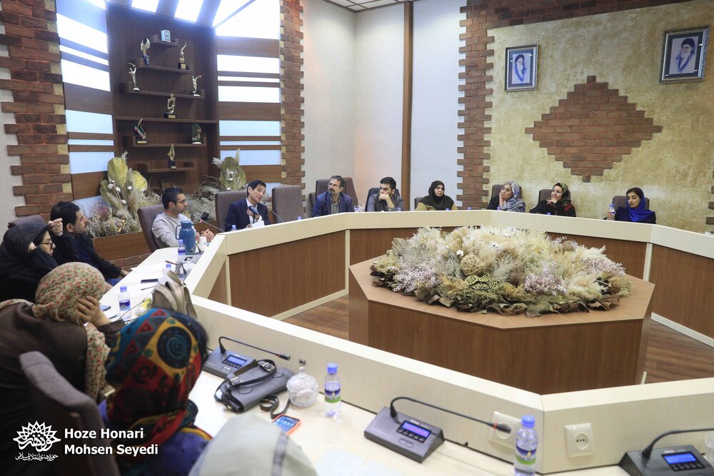 حافظ بنیانگذار غزلهایی است که هر بیت، دنیای معنایی مستقلی دارد