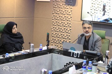 شعر می‌تواند احساس و دریچه‌های ذهنی را باز کند