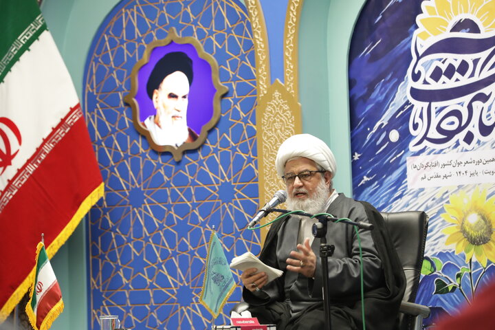 شاعر باید روایت الهی داشته باشد