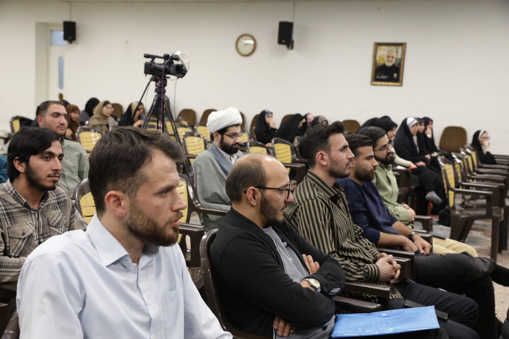 شاعر باید روایت الهی داشته باشد