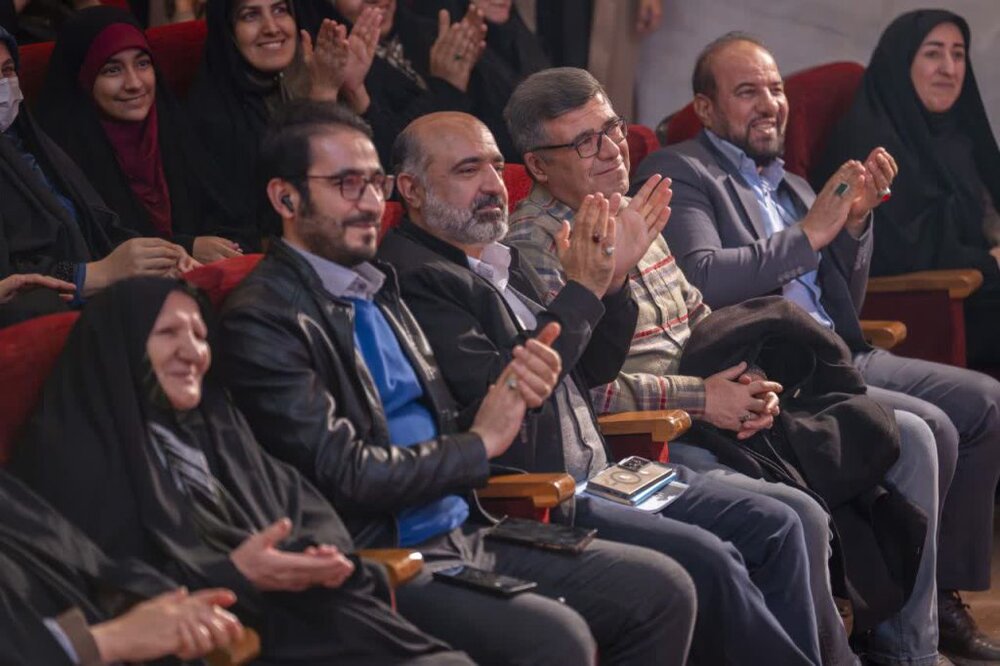 آیین رونمایی از کتاب «خندهچیها» برگزار شد