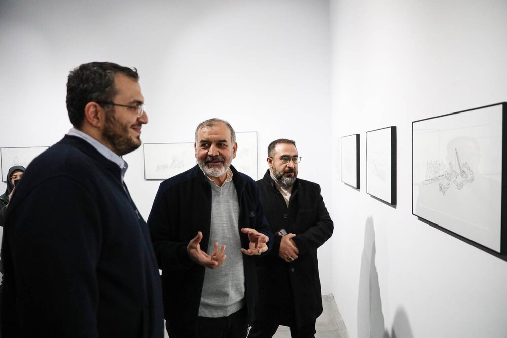 بازدید رئیس حوزه هنری از کارتون‌های محمدحسین نیرومند