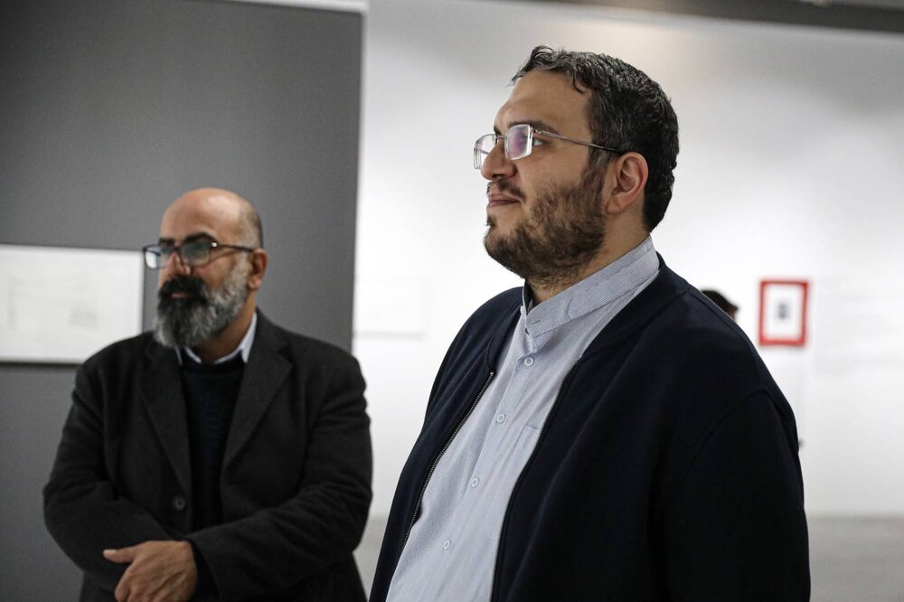 بازدید رئیس حوزه هنری از کارتون‌های محمدحسین نیرومند