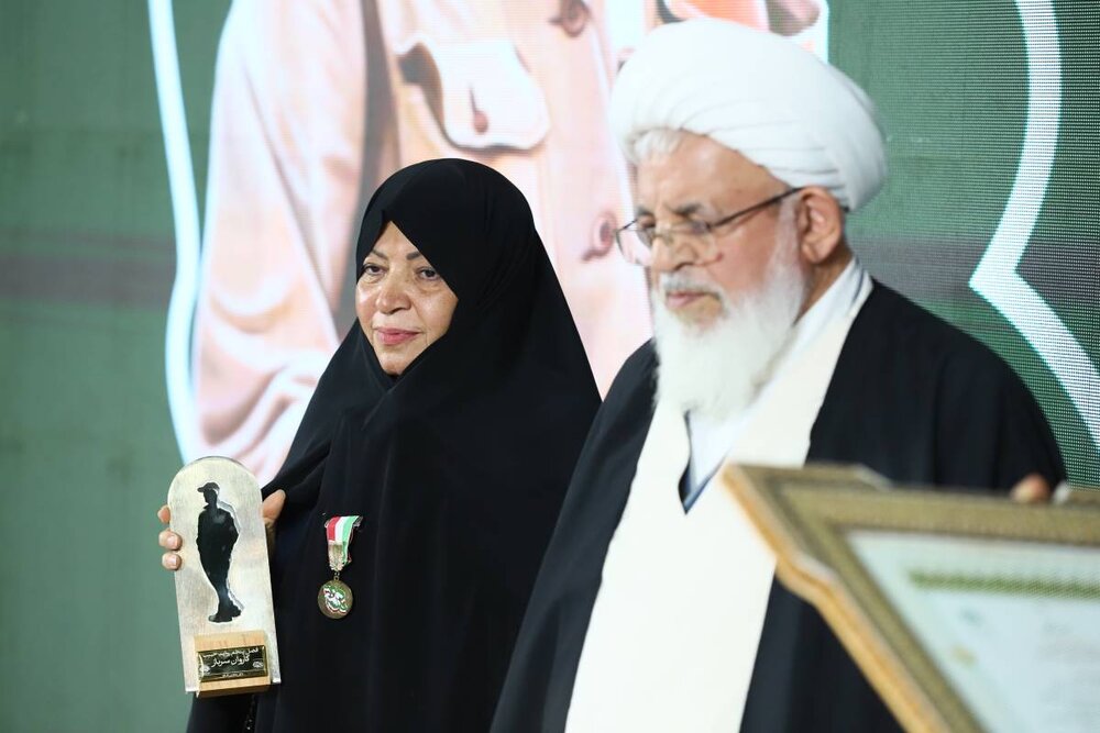 نشان سرباز وطن به خانواده شهید حاج احمد متوسلیان اعطا شد