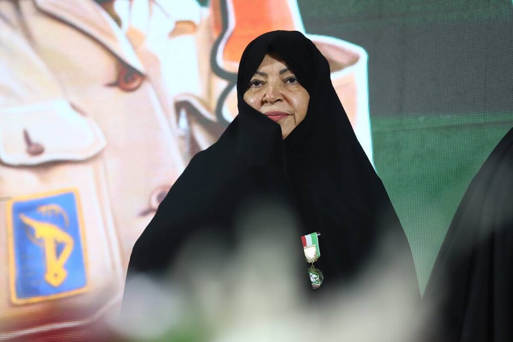 نشان سرباز وطن به خانواده شهید حاج احمد متوسلیان اعطا شد