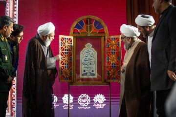 رونمایی از خوشنویسی «امروز، قرارگاه حسین‌بن‌علی(ع) ایران است» در ویژه‌برنامه روایت حبیب