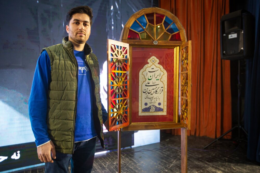 رونمایی از خوشنویسی «امروز، قرارگاه حسینبنعلی(ع) ایران است» در ویژهبرنامه روایت حبیب