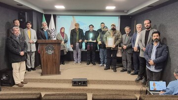 سومین نشان سرو سیمین پارسی جان در قم اهدا شد