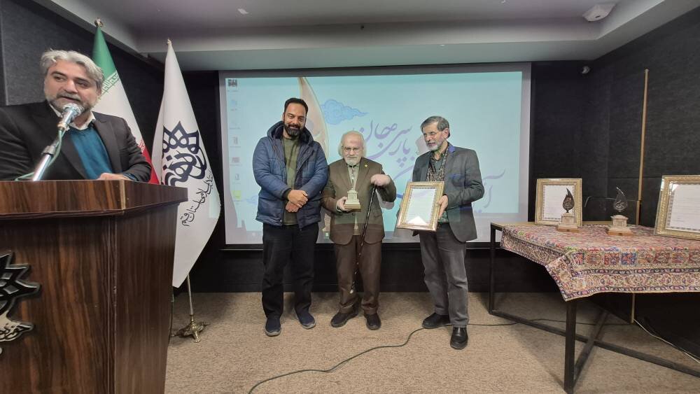 سومین نشان سرو سیمین پارسی جان در قم اهدا شد