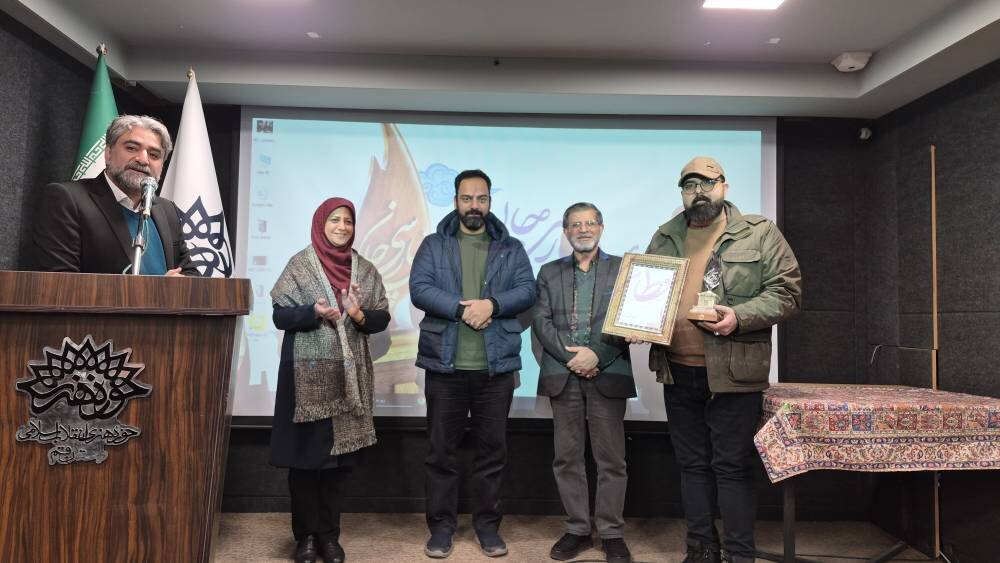 سومین نشان سرو سیمین پارسی جان در قم اهدا شد