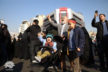 📷 آغاز راهپیمایی هنرمندان انقلابی