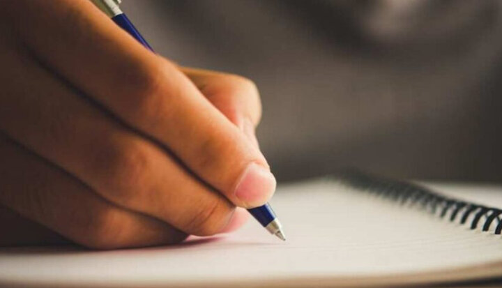 آیا خندیدن به جنگ کوچک شمردن رنج است؟