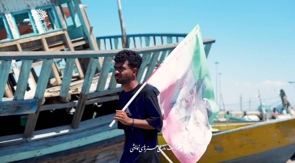 تشکیل زنجیره انسانی هنرمندان تئاتر هرمزگان در سواحل خلیج همیشه فارس
