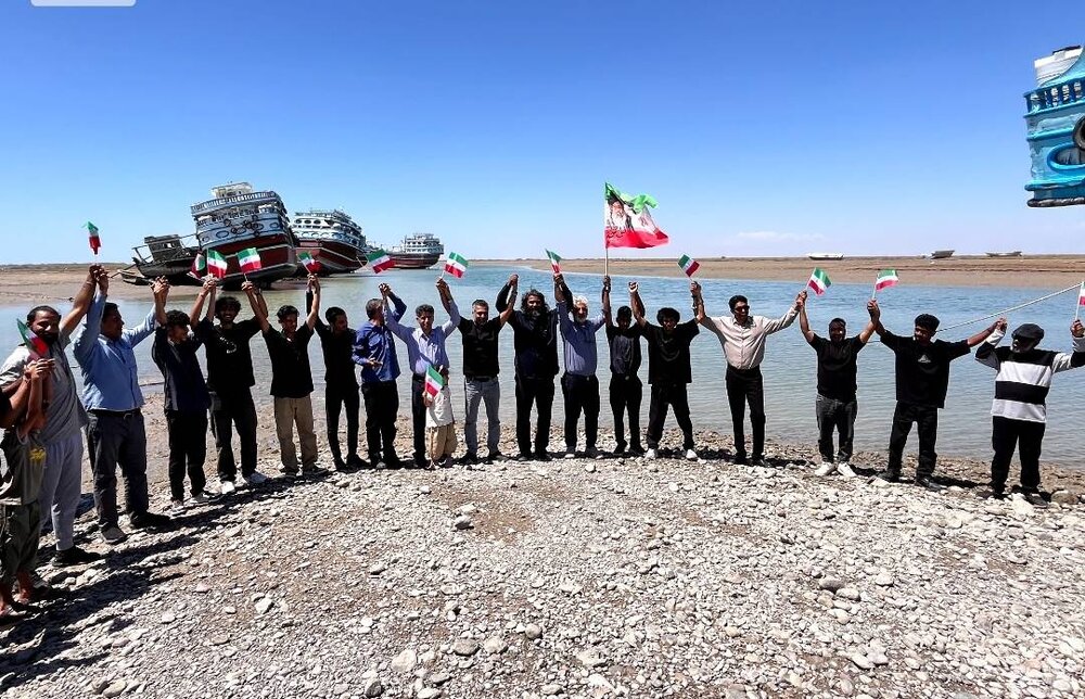 تشکیل زنجیره انسانی هنرمندان تئاتر هرمزگان در سواحل خلیج همیشه فارس