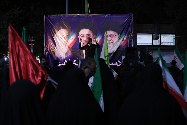 میدان شاپور ، به رنگ پرچم. حسین قاسمی