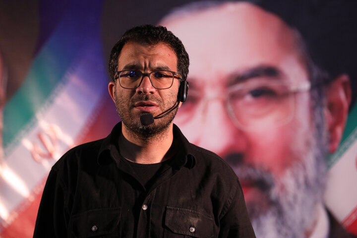 میدان شاپور ، به رنگ پرچم. حسین قاسمی