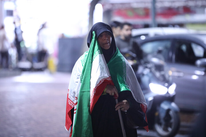 میدان شاپور ، به رنگ پرچم. حسین قاسمی