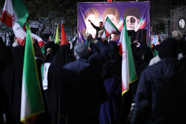 میدان شاپور ، به رنگ پرچم. حسین قاسمی