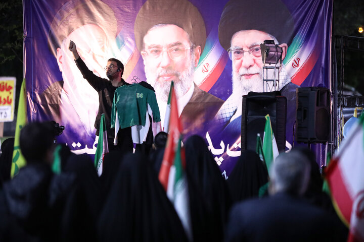 میدان شاپور ، به رنگ پرچم. حسین قاسمی