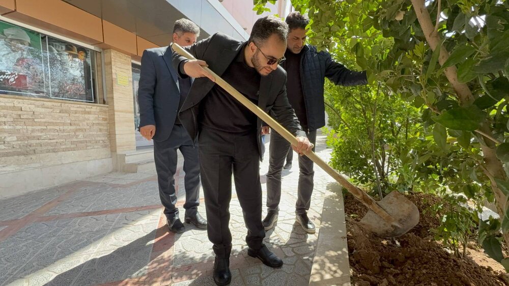 کاشت درخت امید در سینما آزادی کرمانشاه