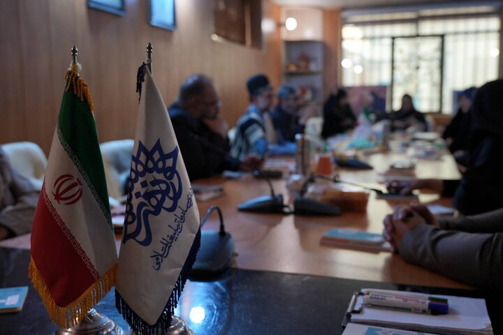 محفل شعر «ققنوس» در چهارمحال و بختیاری؛ نمایش هم‌بستگی شاعران با آرمان‌های مقاومت
