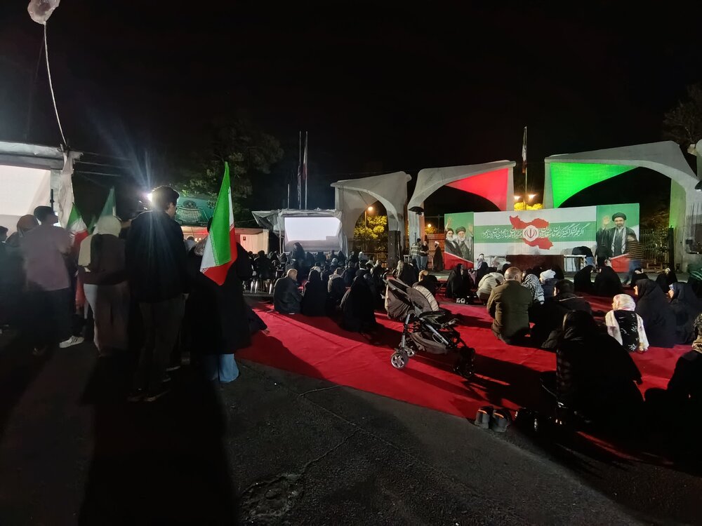 تجلیل از عوامل فیلم «احمد» در سردر دانشگاه تهران/ طنین فریاد «احمد» در نیمه‌شبِ انقلاب
