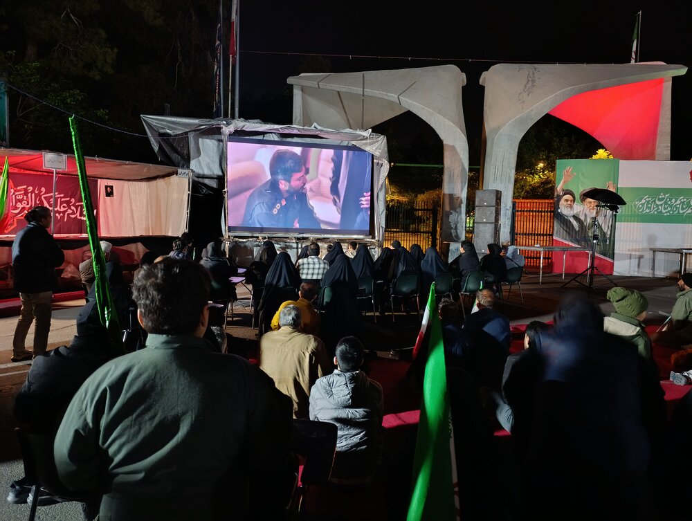 تجلیل از عوامل فیلم «احمد» در سردر دانشگاه تهران/ طنین فریاد «احمد» در نیمه‌شبِ انقلاب