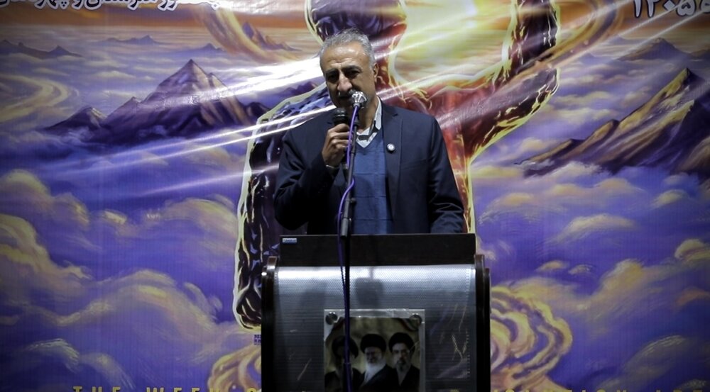 چهره سال هنر انقلاب استان کردستان به یک شاعر رسید