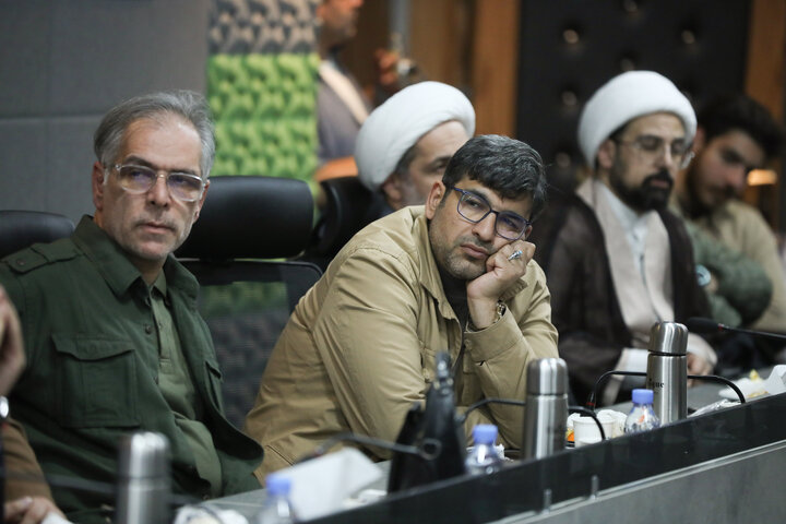 جلسه هم اندیشی جمعی از شعرا و نوحه سرایان فعال در دفاع مقدس سوم