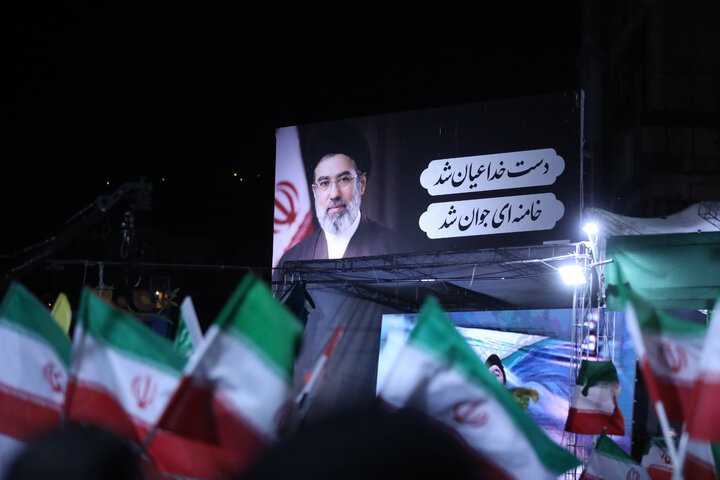 شعر خوانی ریم الوریمی در میدان تجریش
