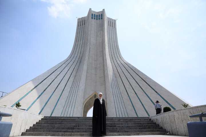 شعر خوانی ریم الوریمی در برج آزادی