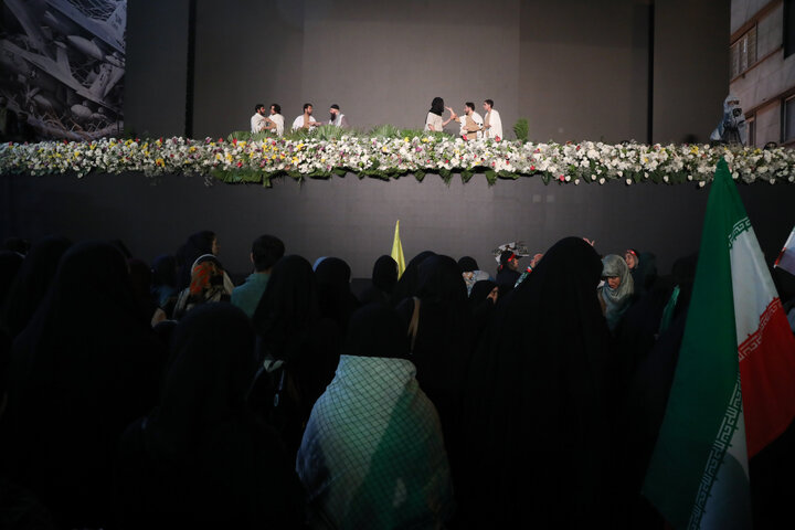 اجرای نمایش «به سمت نور» در تجمع بزرگ امام رضایی در میدان انقلاب اسلامی