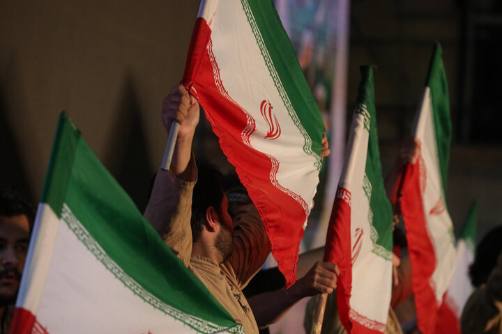 اجرای نمایش «به سمت نور» در تجمع بزرگ امام رضایی در میدان انقلاب اسلامی